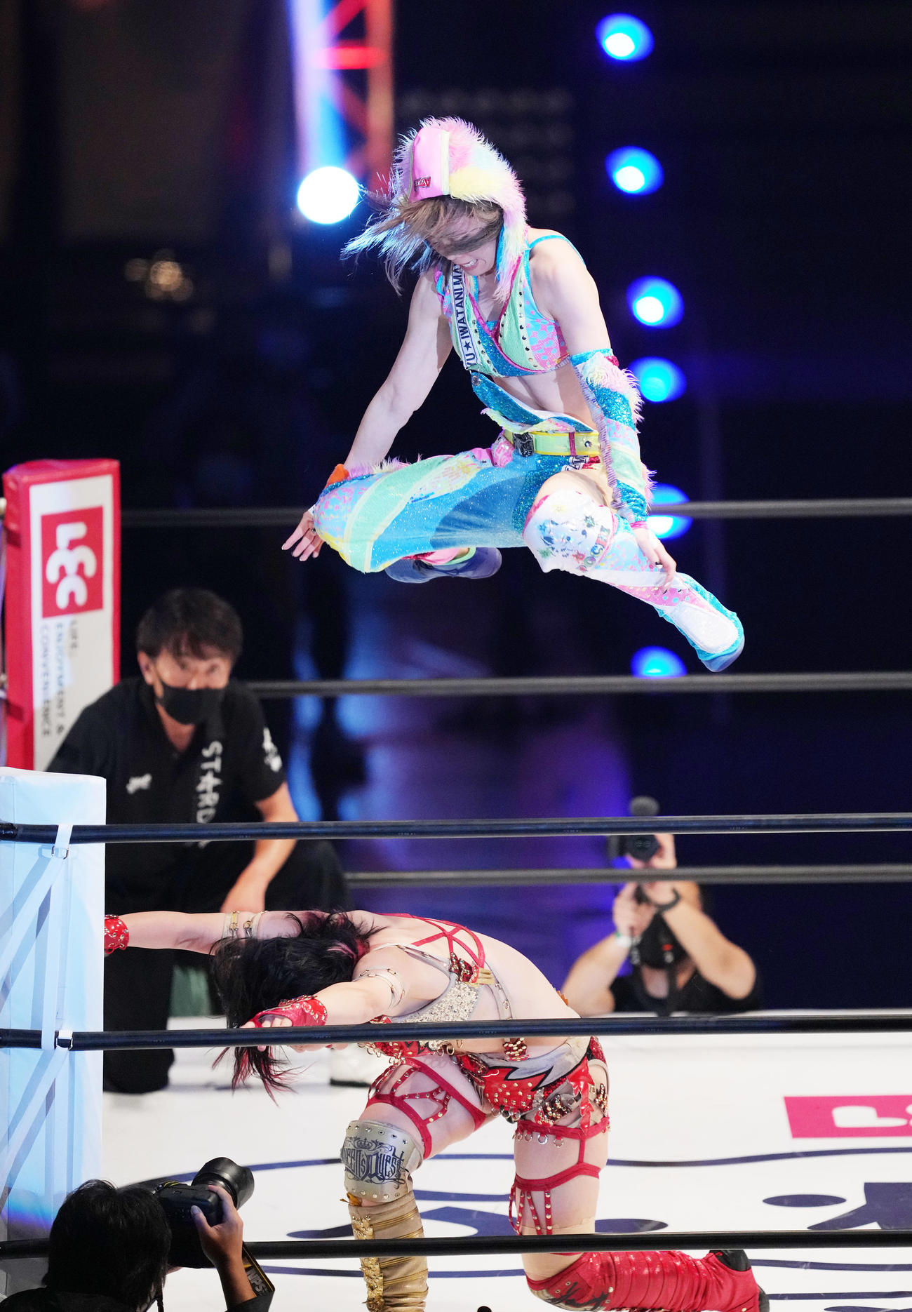 林下（下）の攻撃をジャンプして避ける岩谷（撮影・菅敏）