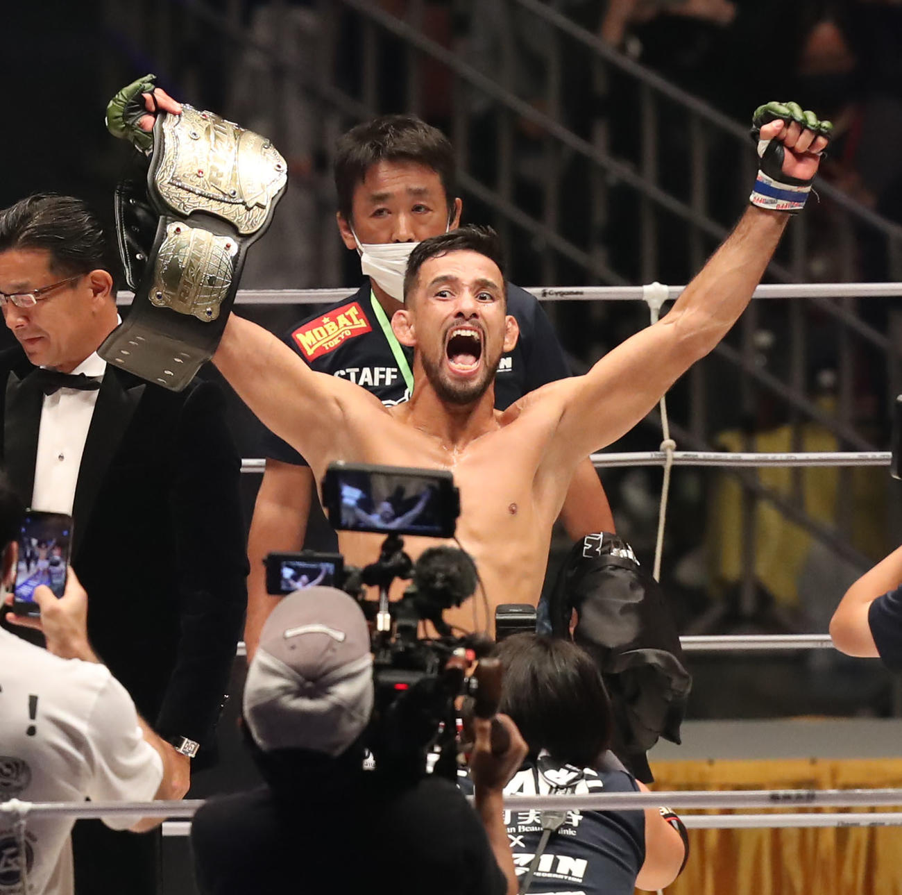 牛久絢太郎対クレベル・コイケ　牛久に勝利し、ベルトを掲げガッツポーズをするクレベル・コイケ（撮影・屋方直哉）