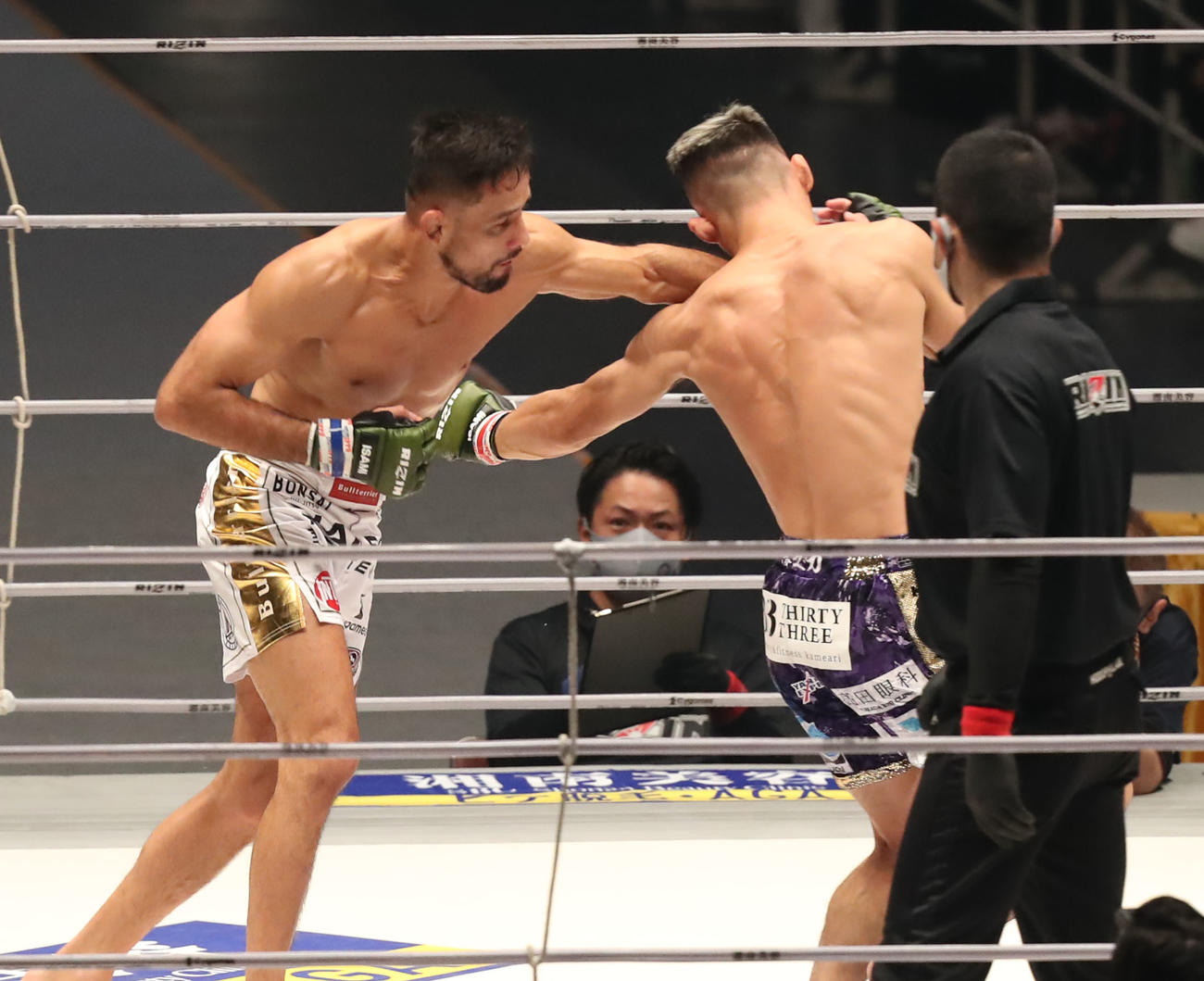 牛久絢太郎対クレベル・コイケ　1回、牛久（右）にパンチを見舞うクレベル・コイケ（撮影・屋方直哉）