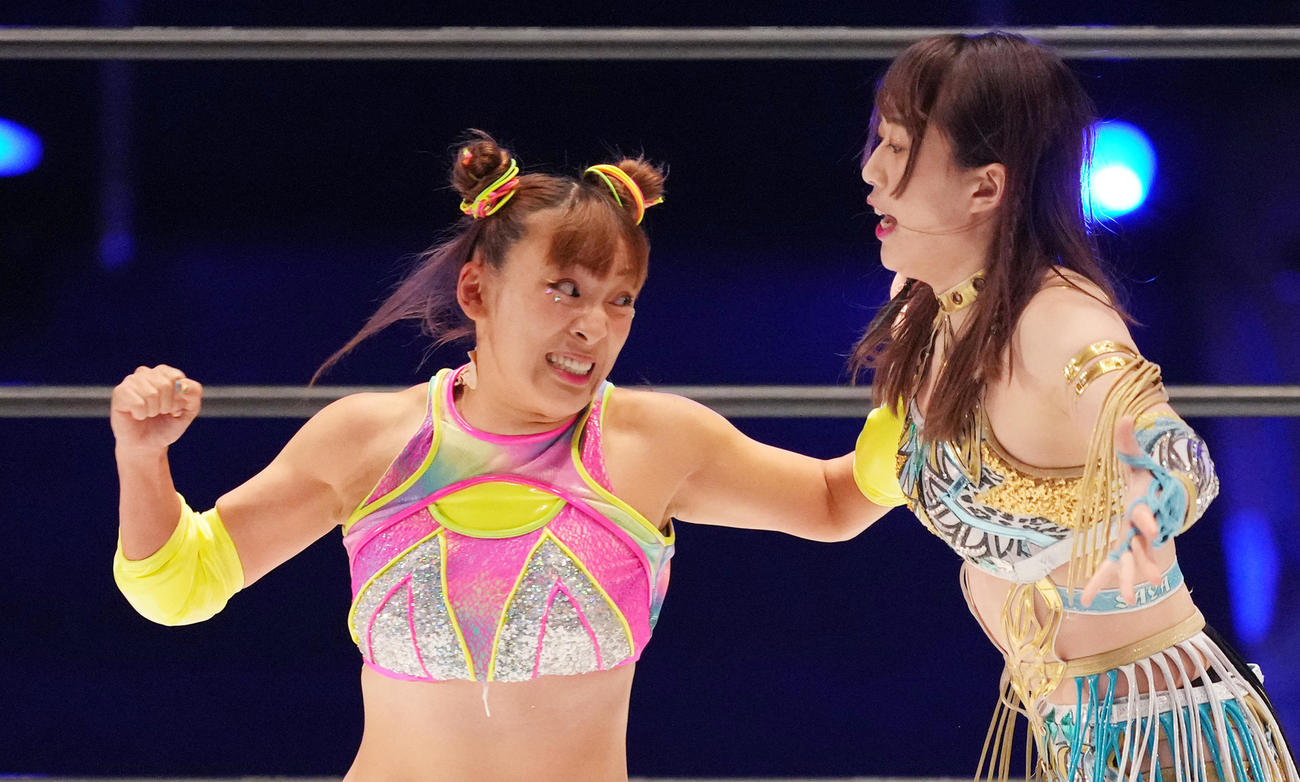 デビュー戦で上谷（右）を攻めるフワちゃん（撮影・菅敏）