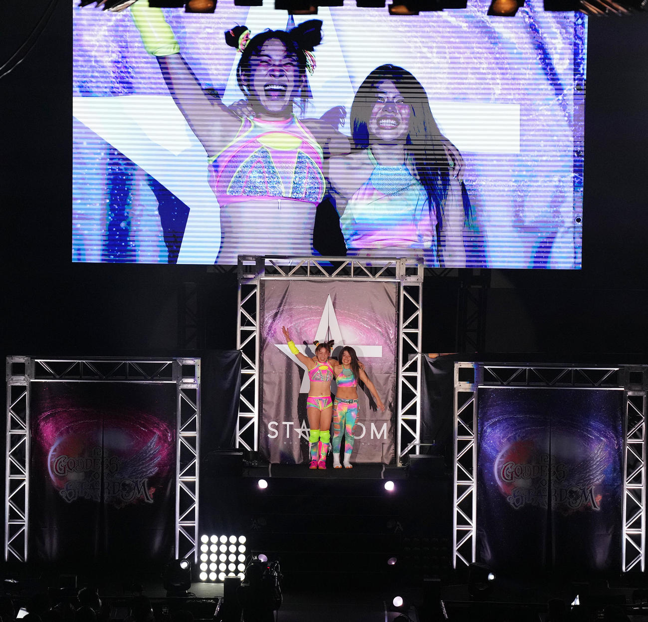 デビュー戦を終え、葉月（右）と引き揚げるフワちゃん（撮影・菅敏）