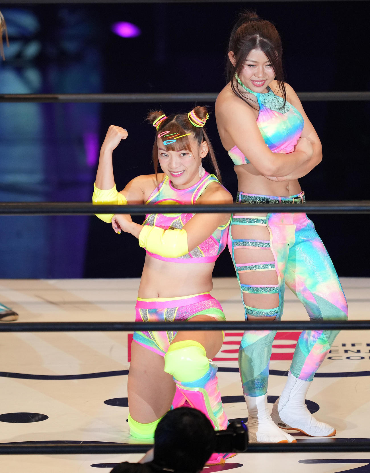 デビュー戦でリングに上がりポーズをとるフワちゃん。右は葉月（撮影・菅敏）