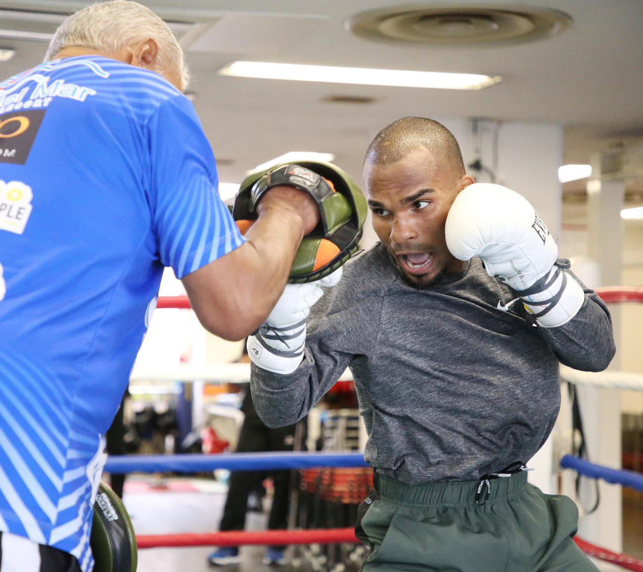帝拳ジム　ミット打ちを行うWBO世界ライトフライ級王者ゴンサレス（撮影・宮地輝）