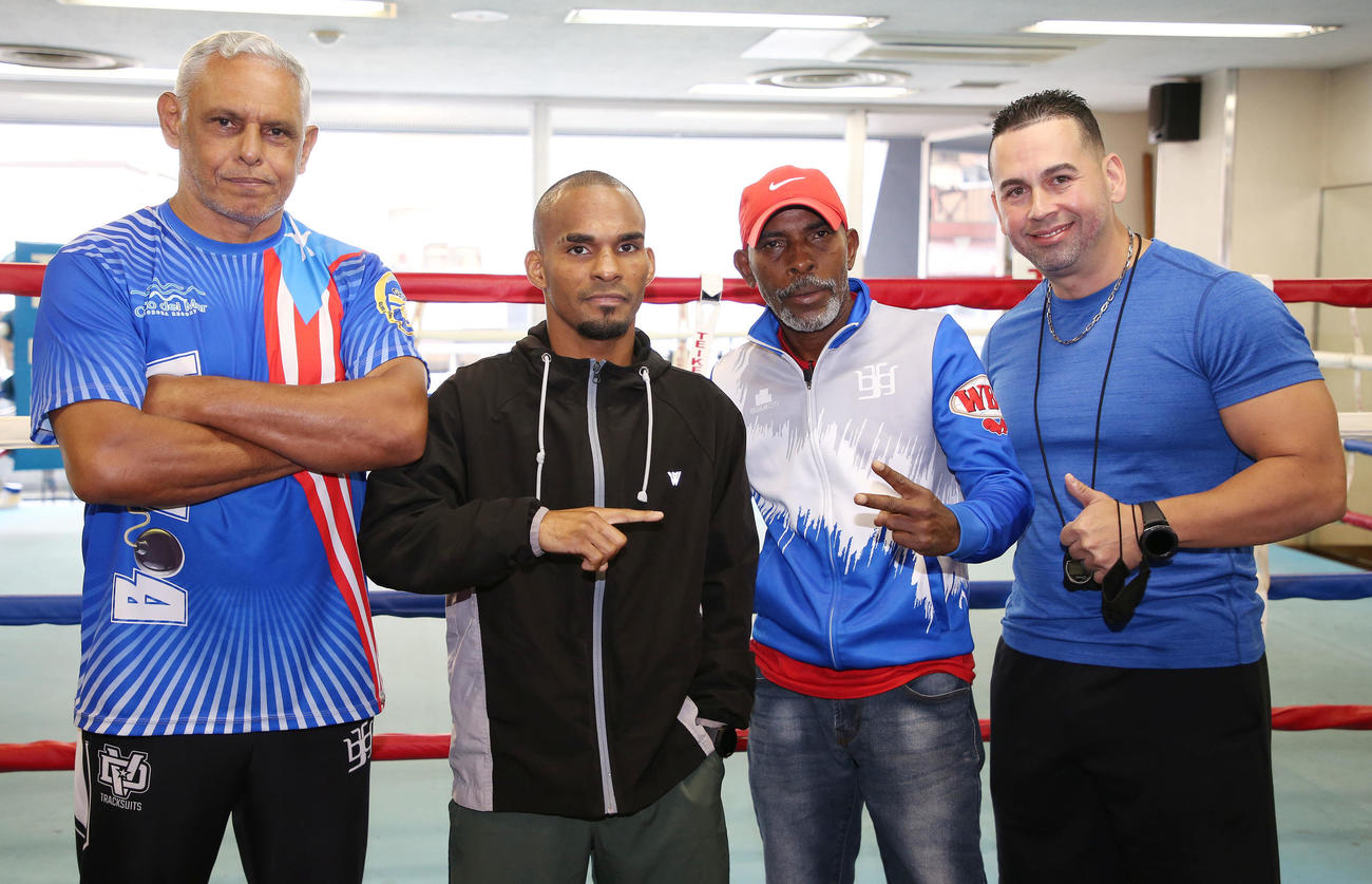 帝拳ジム　ポーズを決める。左からエスパーダ・チーフトレーナー、WBO世界ライトフライ級王者ローマン・ゴンサレス、父ルイス・セカンドトレーナー、マルティネス・フィジカルトレーナー（撮影・宮地輝）