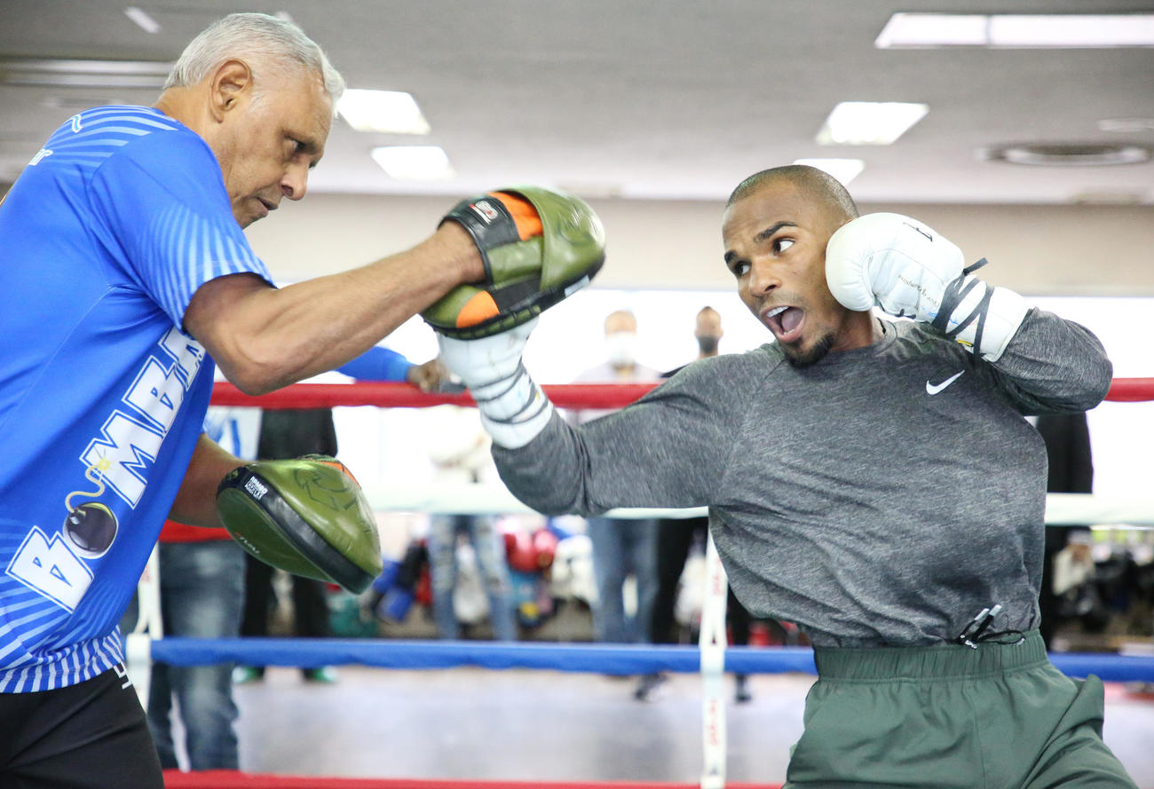 帝拳ジム　エスパーダ・チーフトレーナー（左）とミット打ちを行うWBO世界ライトフライ級王者ゴンサレス（撮影・宮地輝）