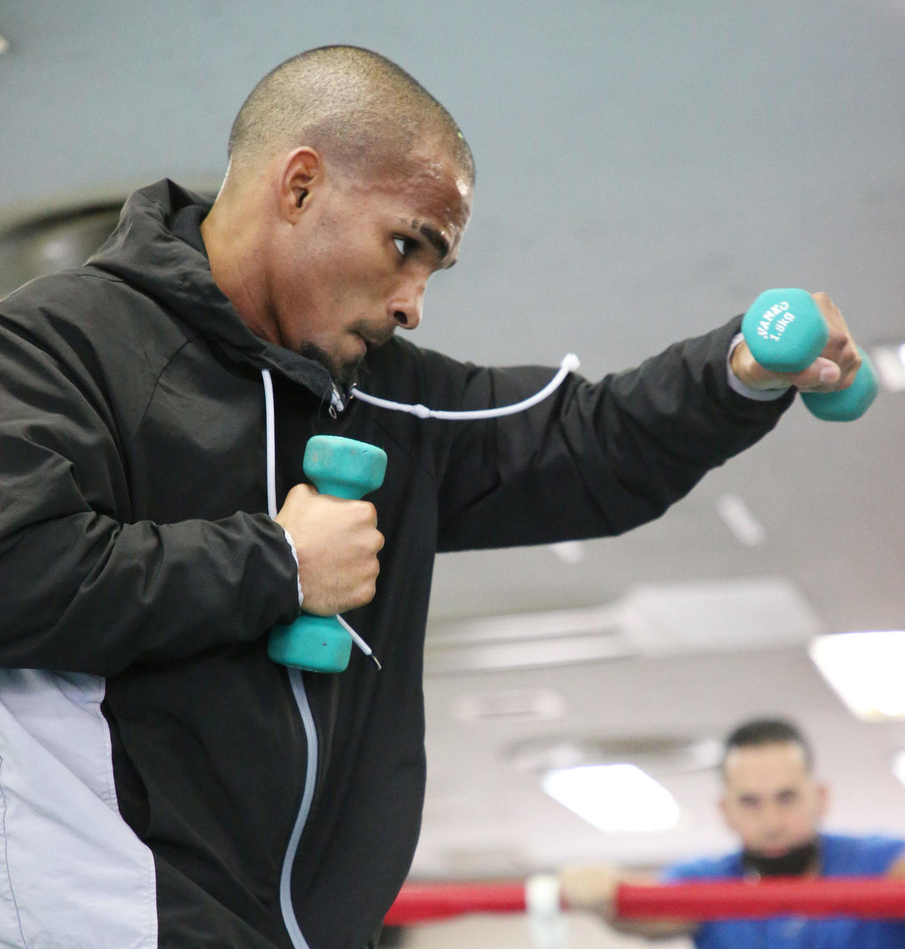 帝拳ジム　ダンベルを持ちトレーニングを行うWBO世界ライトフライ級王者ゴンサレス（撮影・宮地輝）