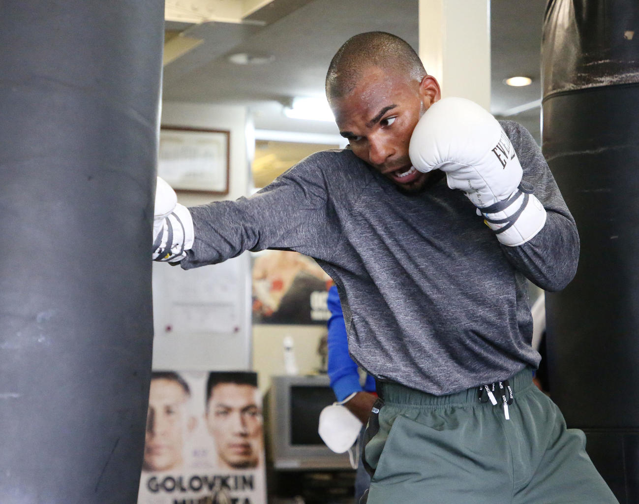 帝拳ジム　サンドバッグを使いトレーニングを行うWBO世界ライトフライ級王者ゴンサレス（撮影・宮地輝）