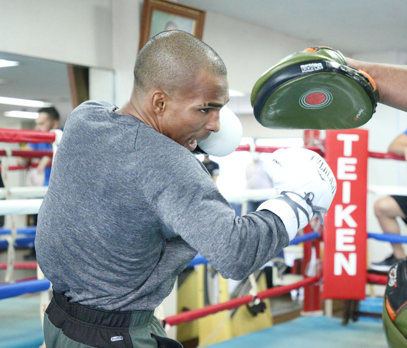 帝拳ジム　ミット打ちを行うWBO世界ライトフライ級王者ゴンサレス（撮影・宮地輝）