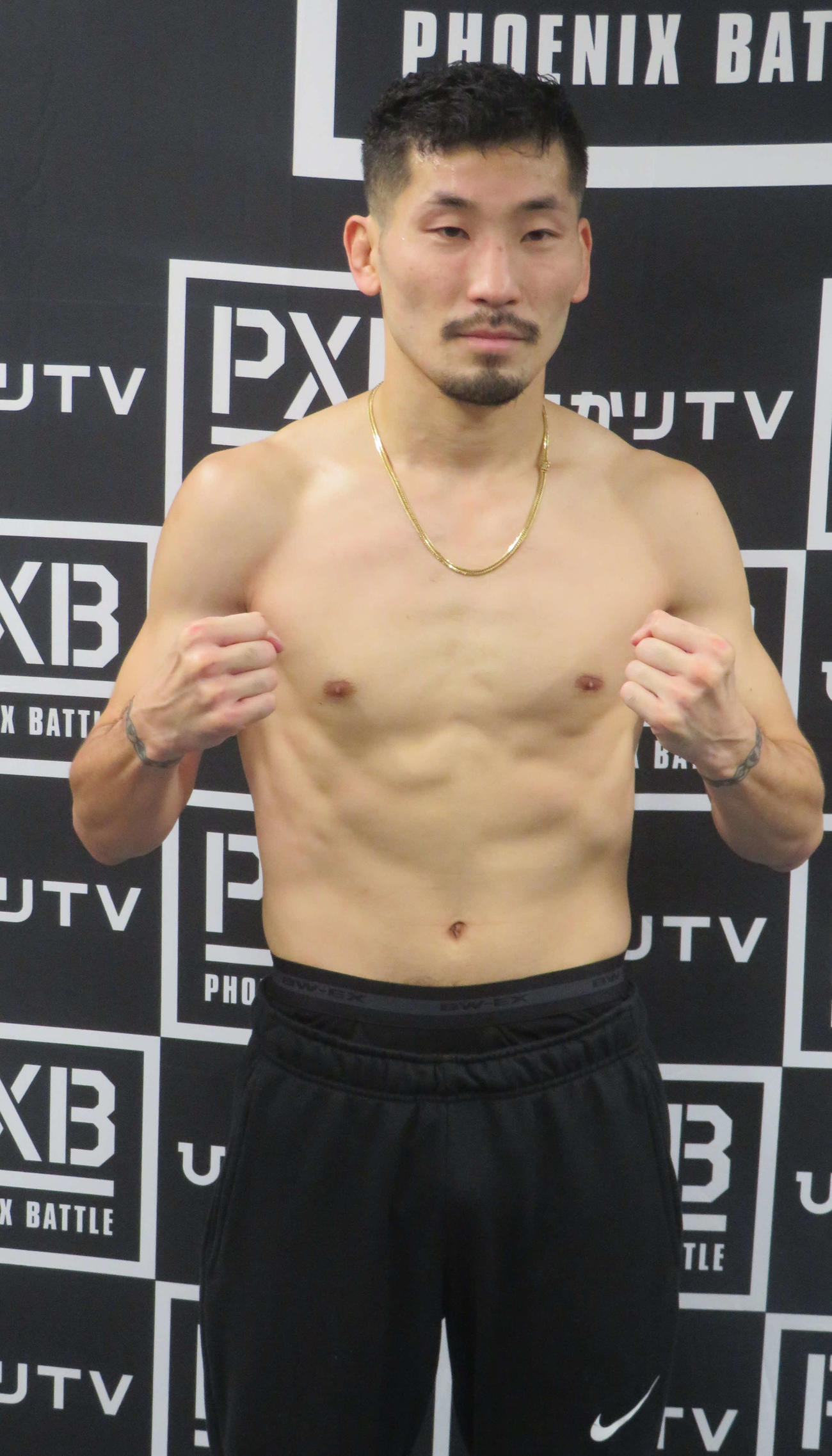 62キロ契約体重10回戦に向けて61・8キロで計量クリアした前IBF世界スーパーバンタム級王者岩佐亮佑