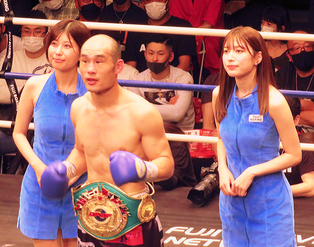 人気ラウンドガールの天野麻菜（左端）と雪平莉左（右端）に囲まれ、東洋太平洋スーパーライト級王座ベルトを巻いた近藤明広（2022年6月14日撮影）