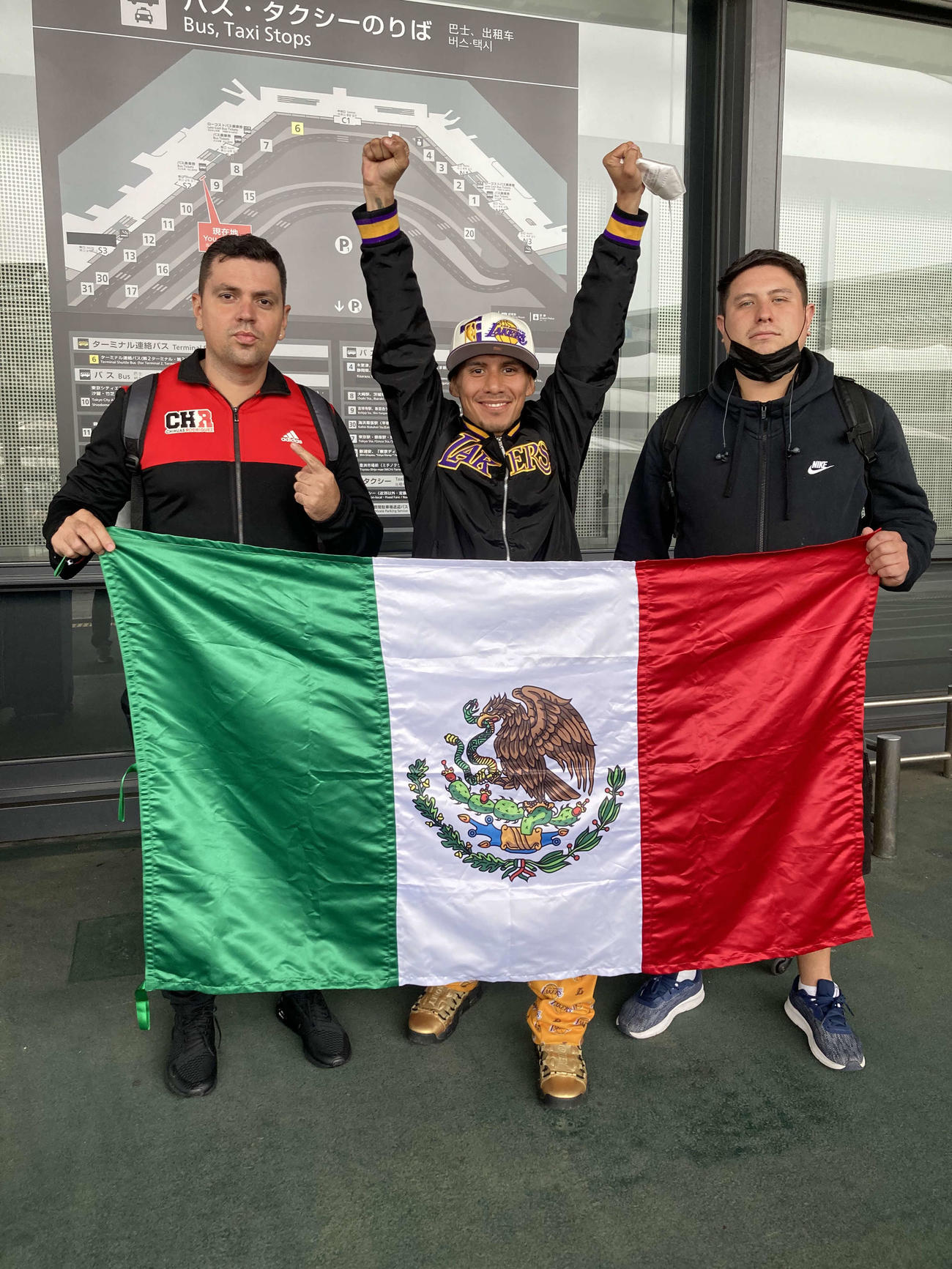 11月1日にWBO世界フライ級王者中谷潤人と拳を交えるWBO世界同級3位フランシスコ・ロドリゲス（中央）が来日（帝拳ジム提供）