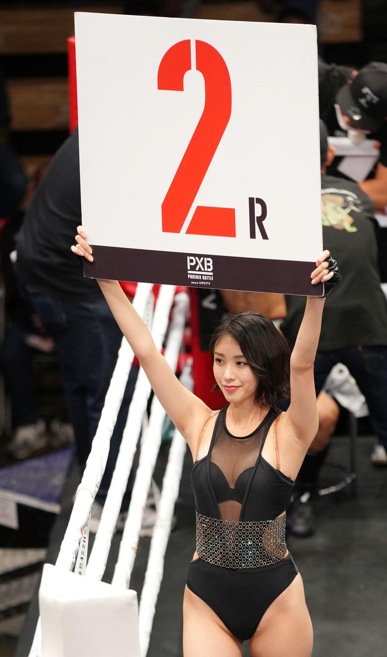 ラウンドガールを務めるCYBERJAPANのCHIAKI（撮影・横山健太）