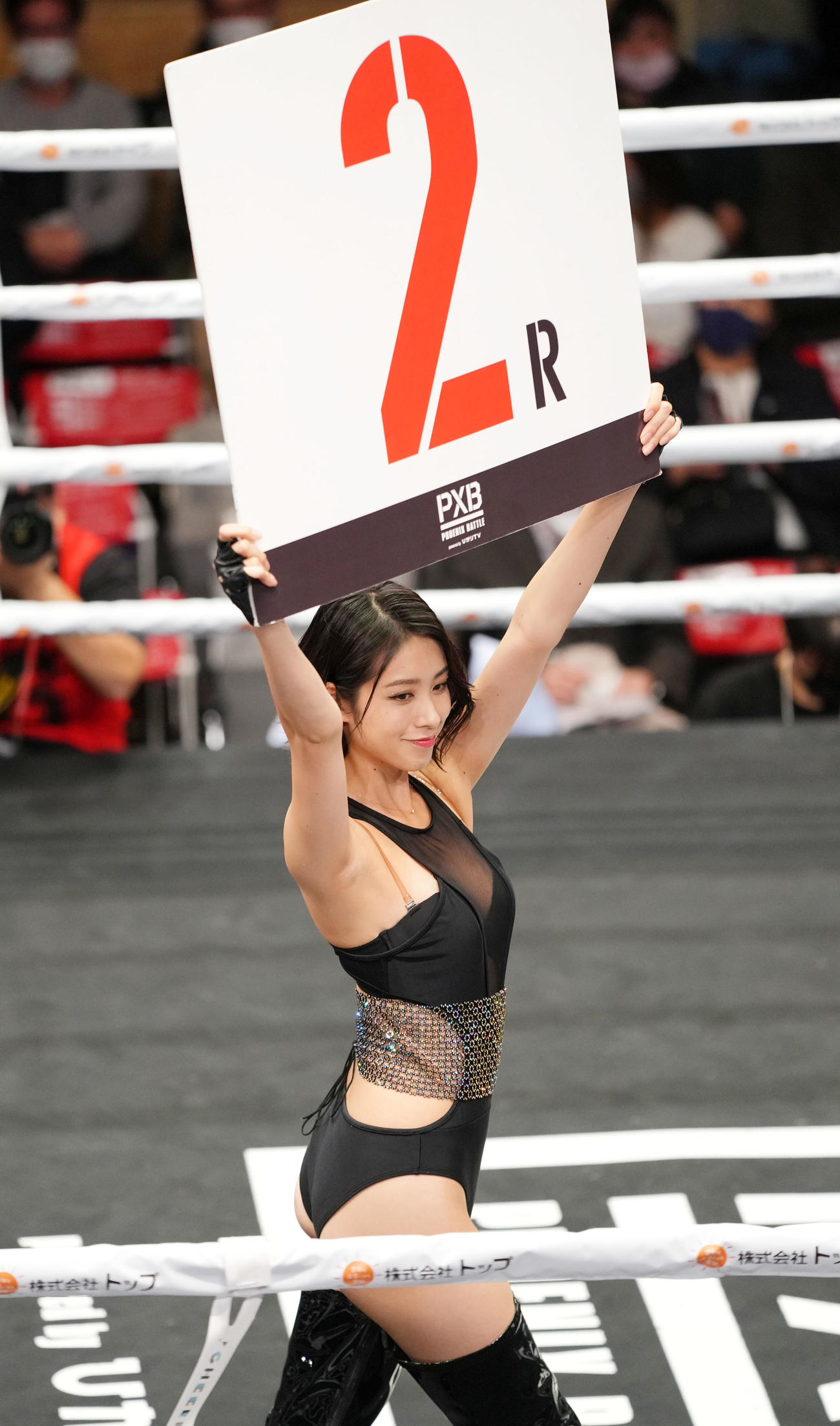 ラウンドガールを務めるCYBERJAPANのCHIAKI（撮影・横山健太）