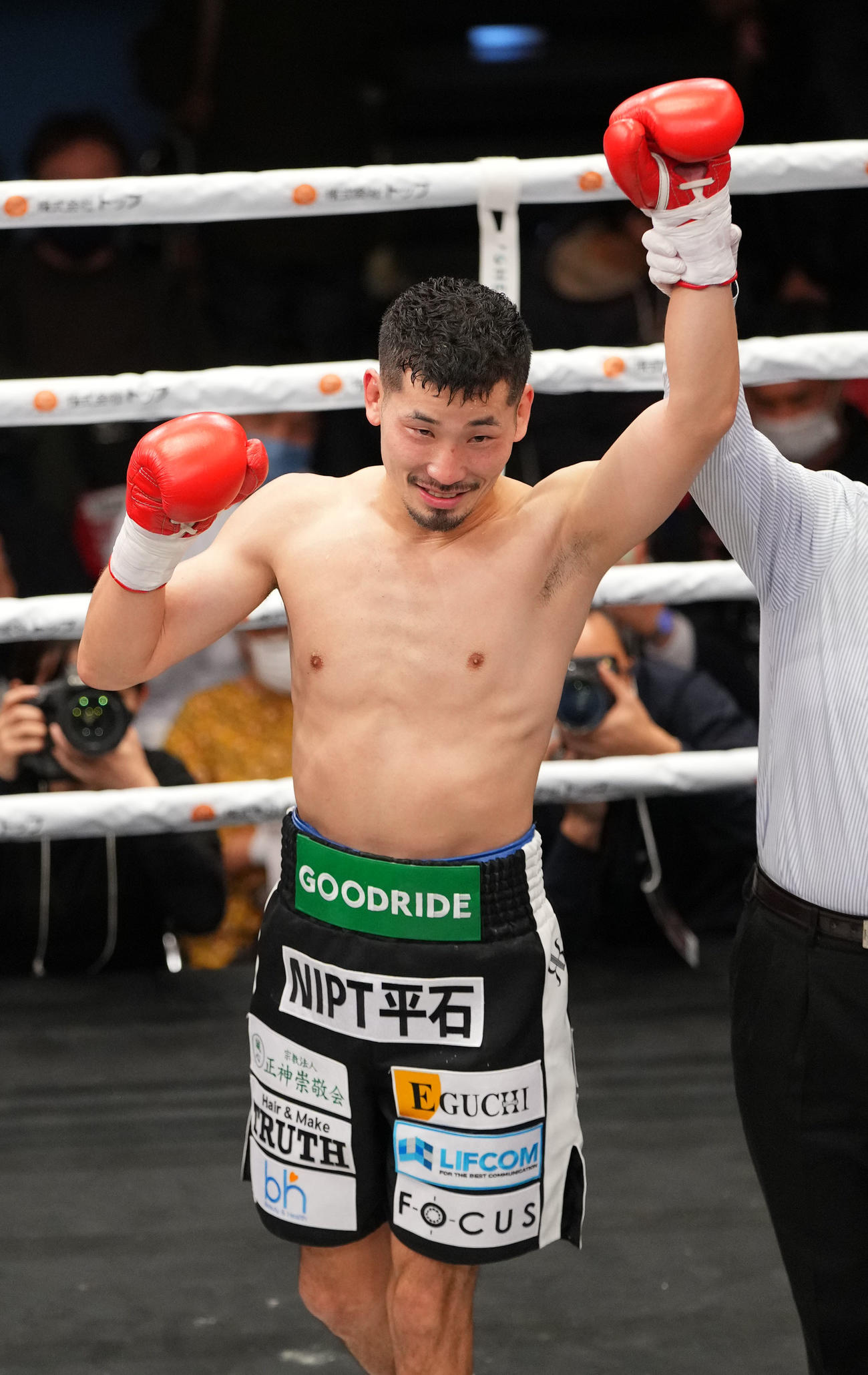 再起戦を勝利で飾り笑顔を見せる岩佐（撮影・横山健太）