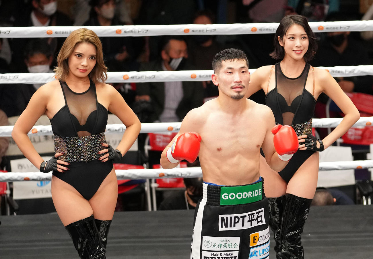 再起戦を勝利で飾りポーズを決める岩佐（中央）。左はCYBERJAPANのRIONA。右はCHIAKI（撮影・横山健太）