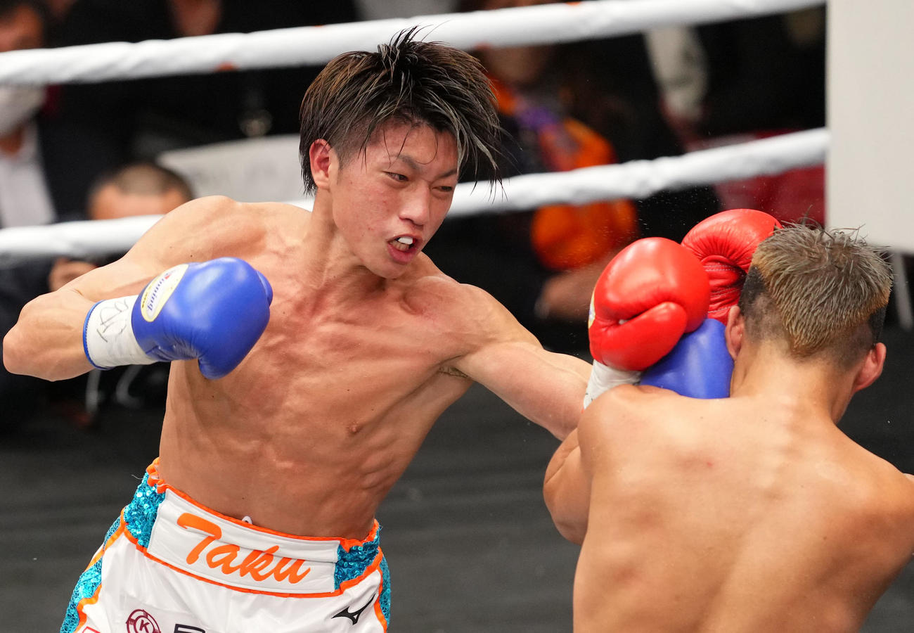 9回、パンチを放つ桑原（左）（撮影・横山健太）