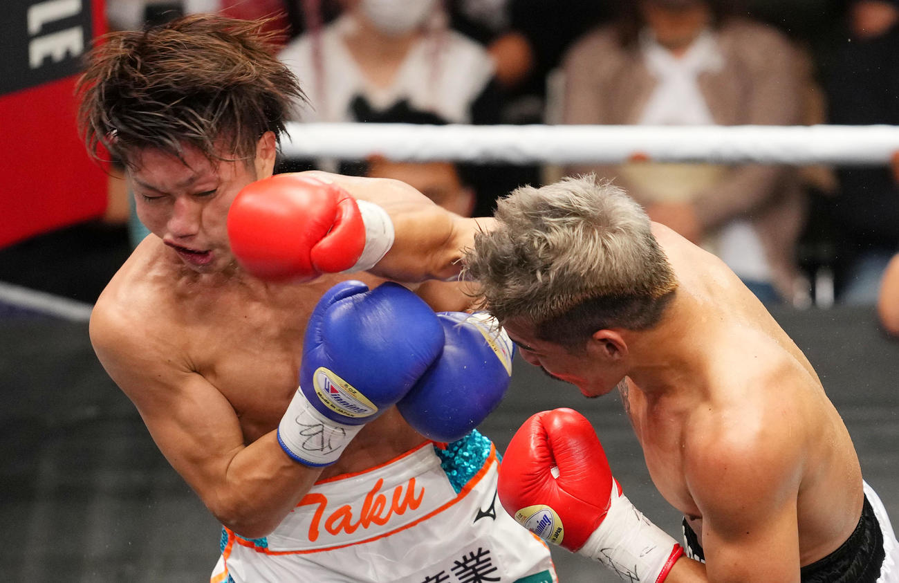 5回、パンチを浴びる桑原拓（左）（撮影・横山健太）