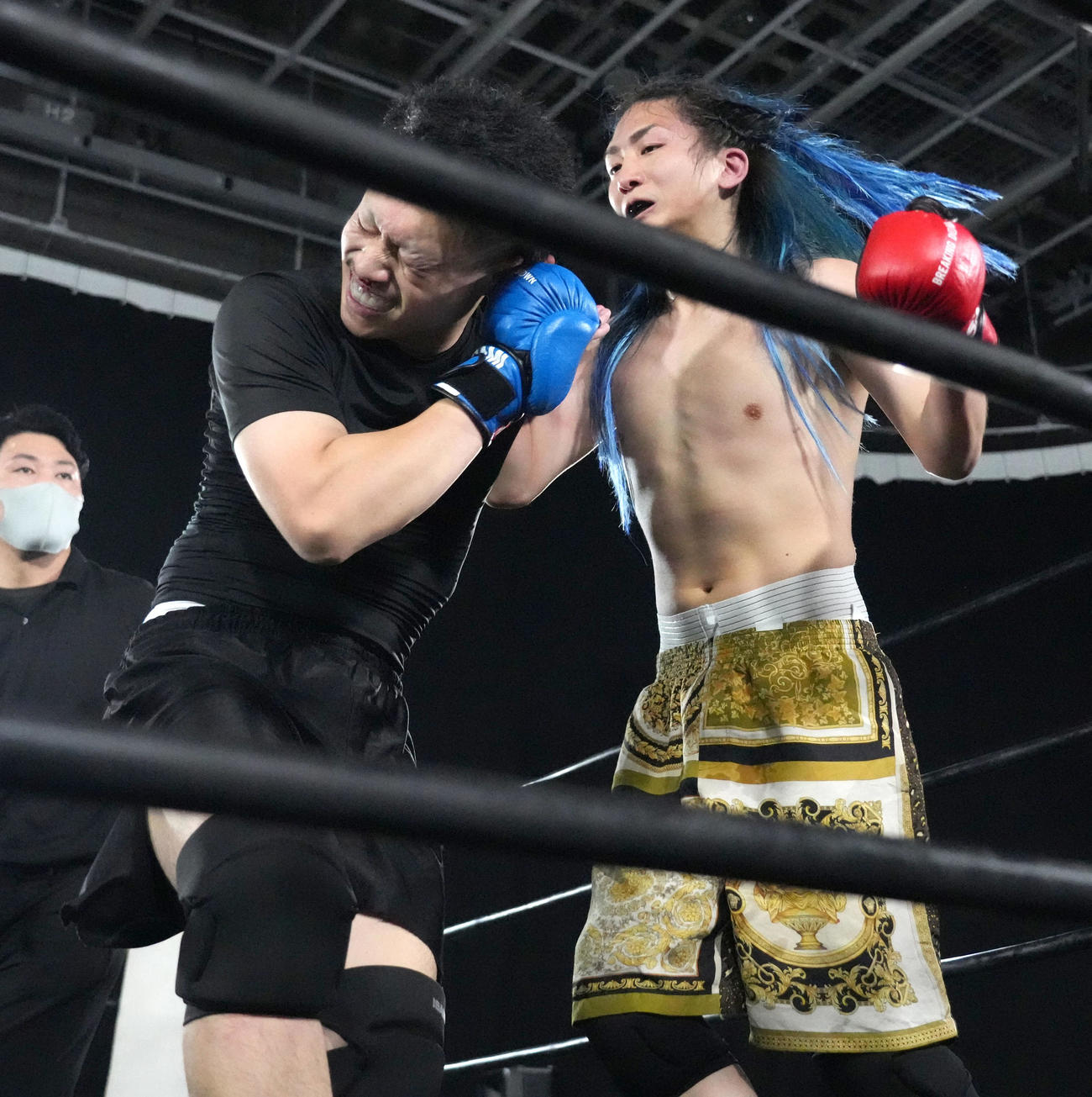 格闘技イベント　BreakingDown5.5大会　　10人ニキ対DJ社長　2回、10人ニキ（左）にパンチを放つDJ社長（2022年8月16日撮影）