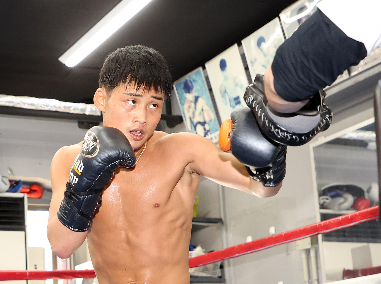 公開練習でミット打ちする京口（撮影・鈴木正人）
