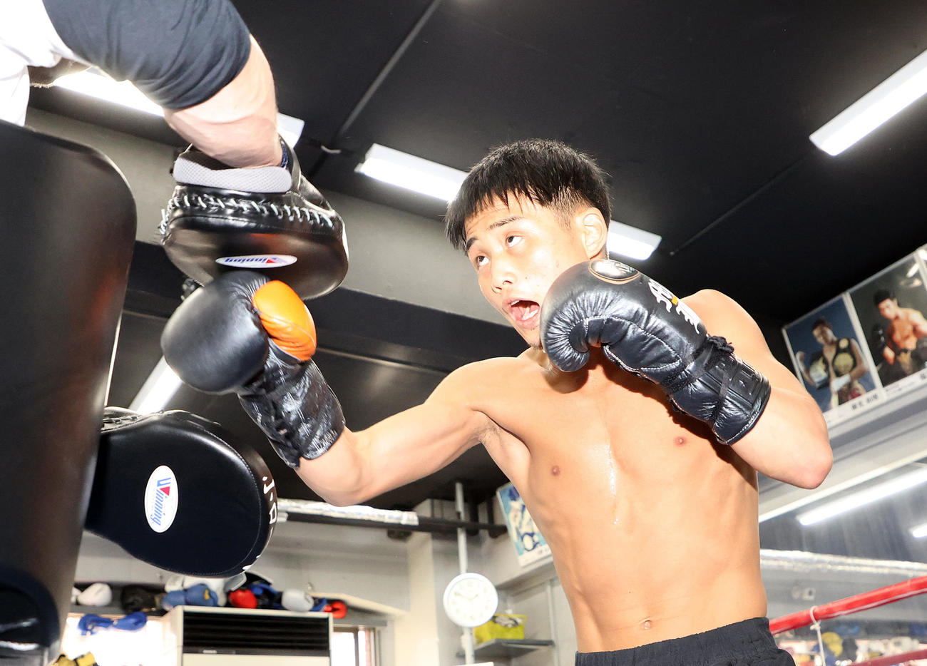 公開練習でミット打ちする京口（撮影・鈴木正人）