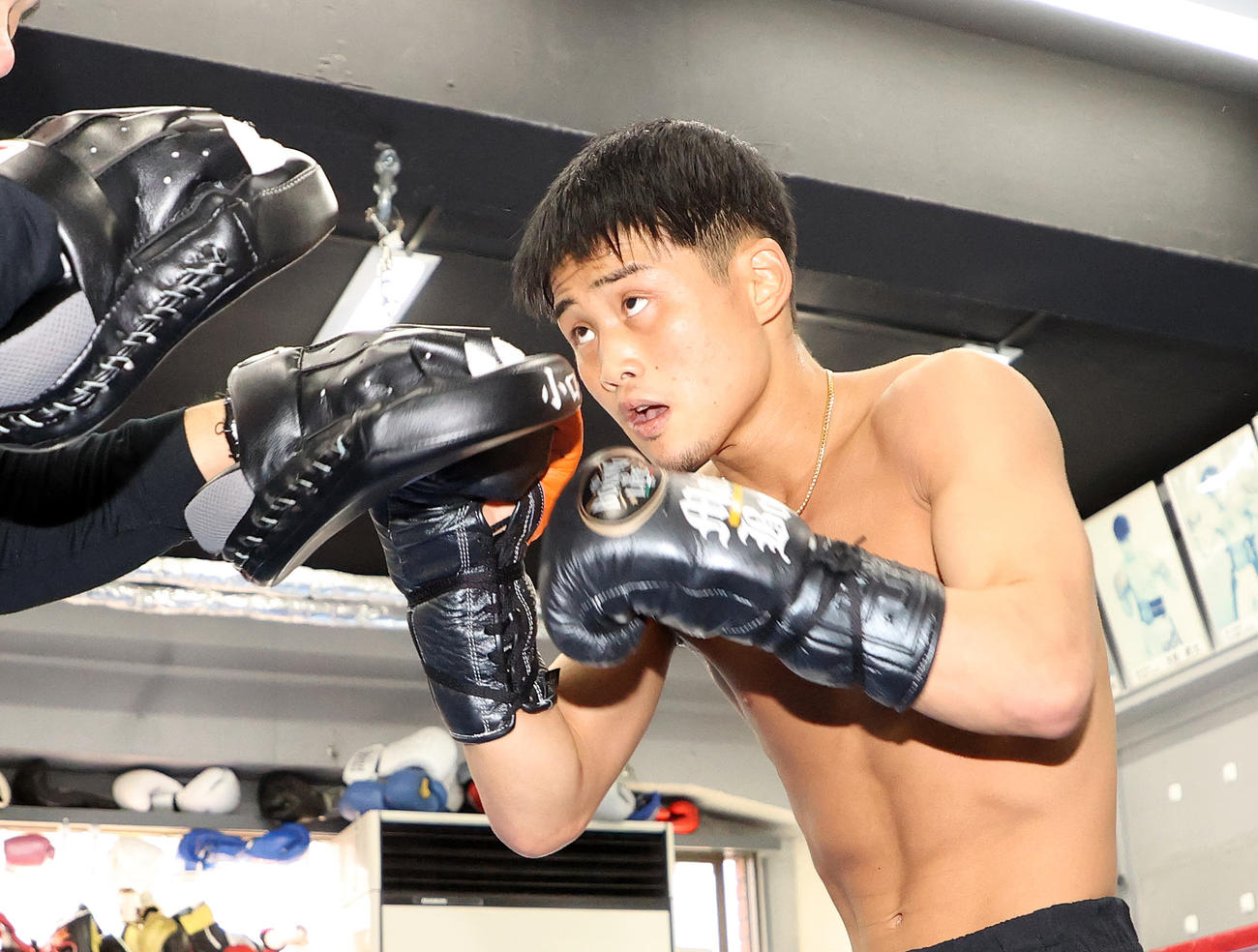 公開練習でミット打ちする京口（撮影・鈴木正人）