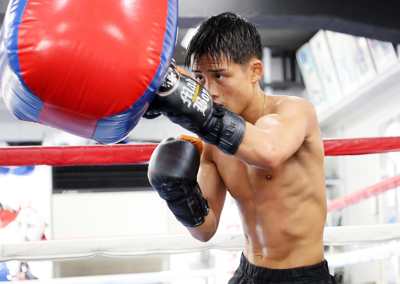 公開練習でサンドバッグを打つ京口（撮影・鈴木正人）