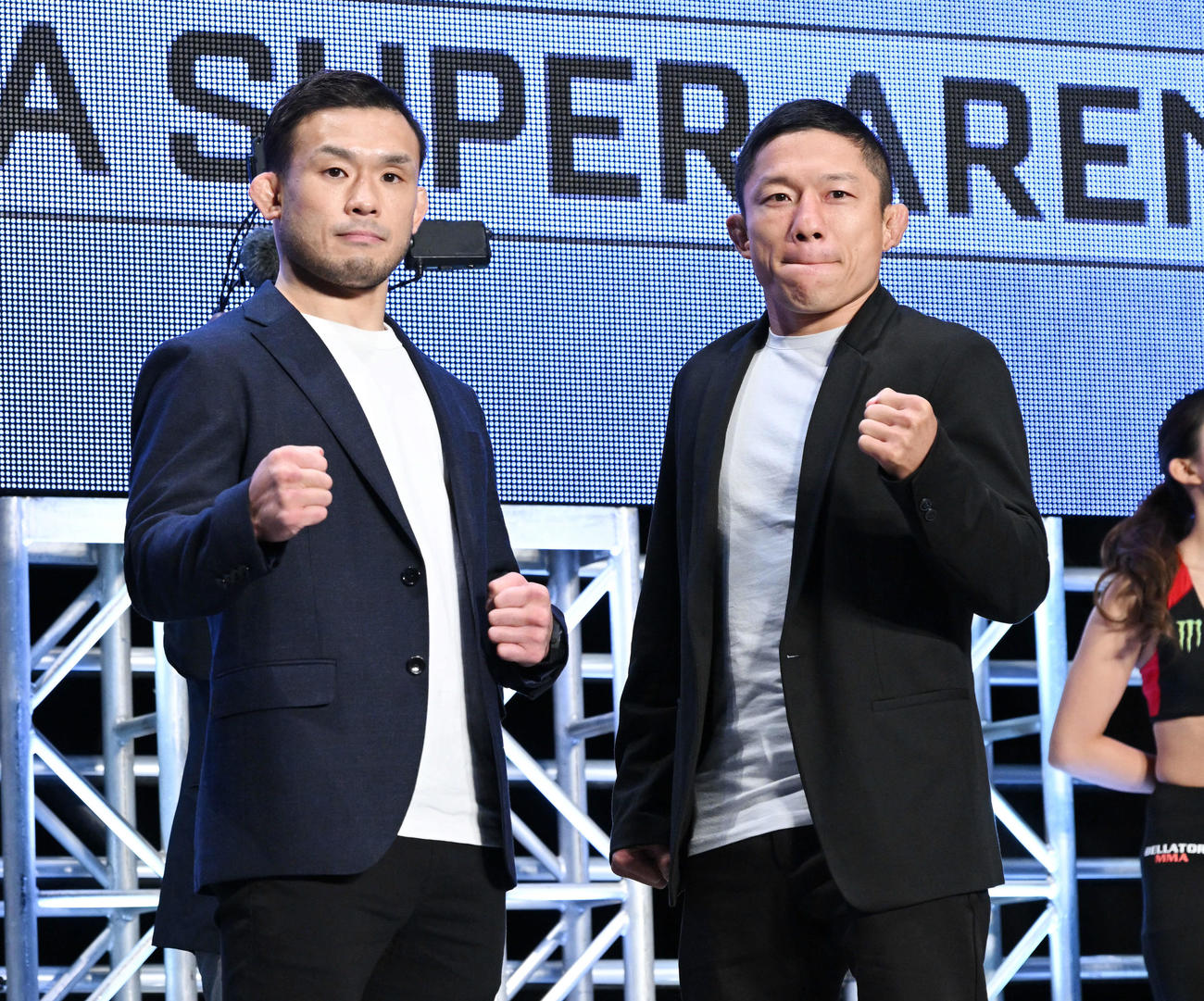 対戦が決まりポーズを決める扇久保（左）と堀口（撮影・滝沢徹郎）　