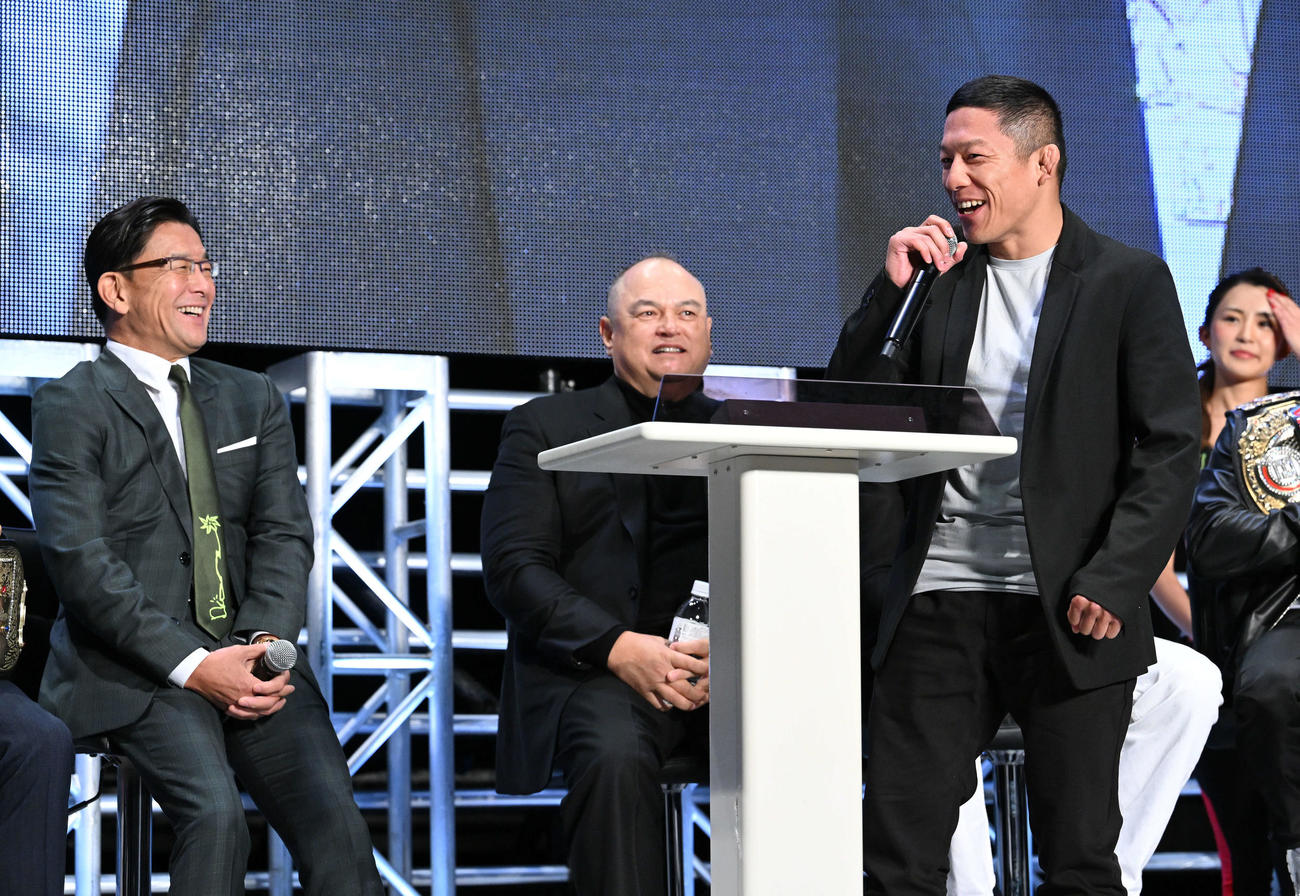 会見する堀口（右）は榊原CEO（左）と笑う（撮影・滝沢徹郎）　