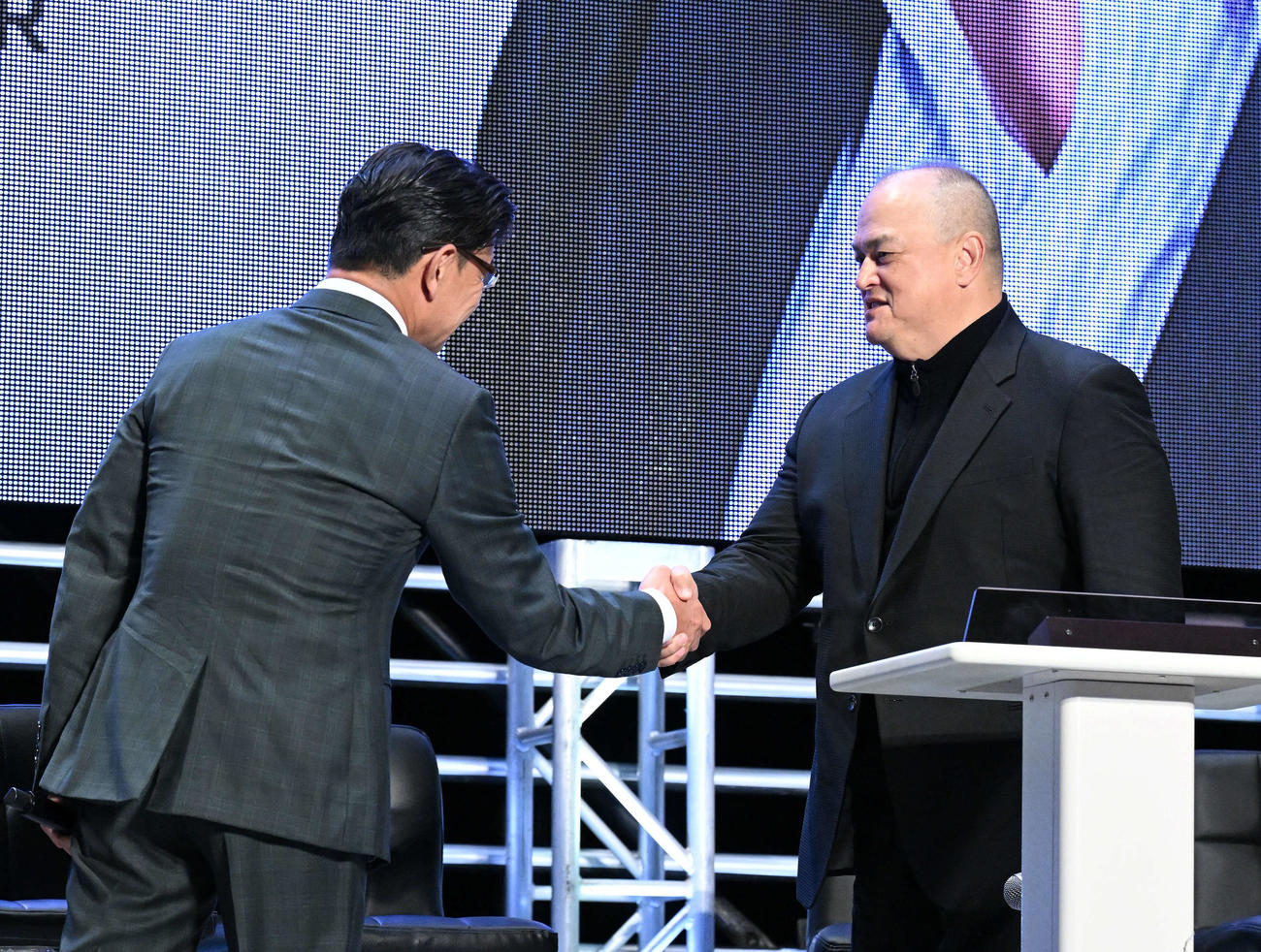 握手を交わすベラトールのスコット・コーカー代表（右）と榊原CEO（撮影・滝沢徹郎）　