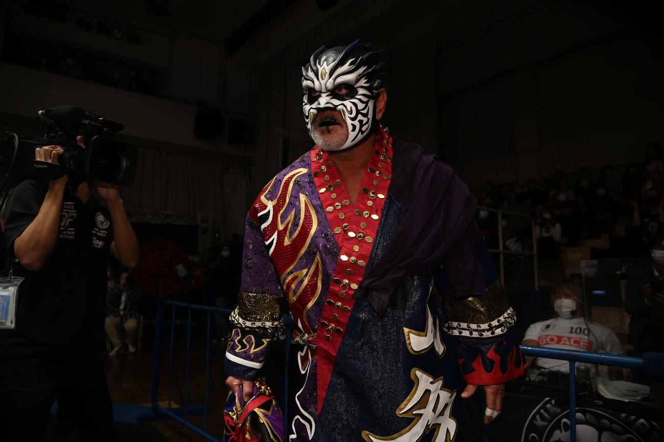 暗闇から登場するムタ（提供・新日本プロレス）