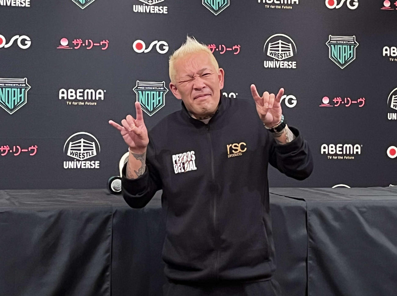 ポーズを取るNOSAWA（撮影・勝部晃多）