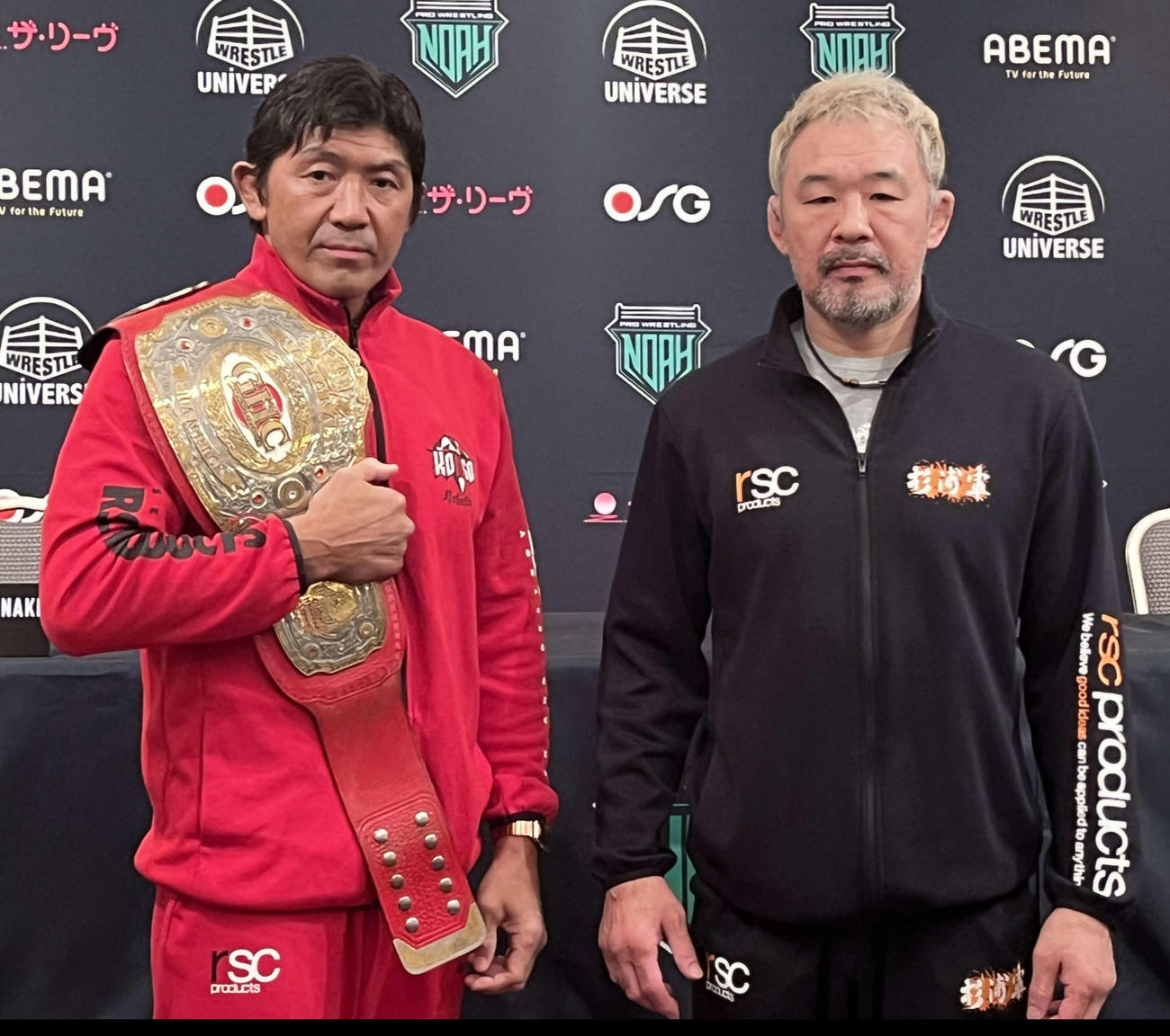 写真に納まる船木（左）と桜庭（撮影・勝部晃多）