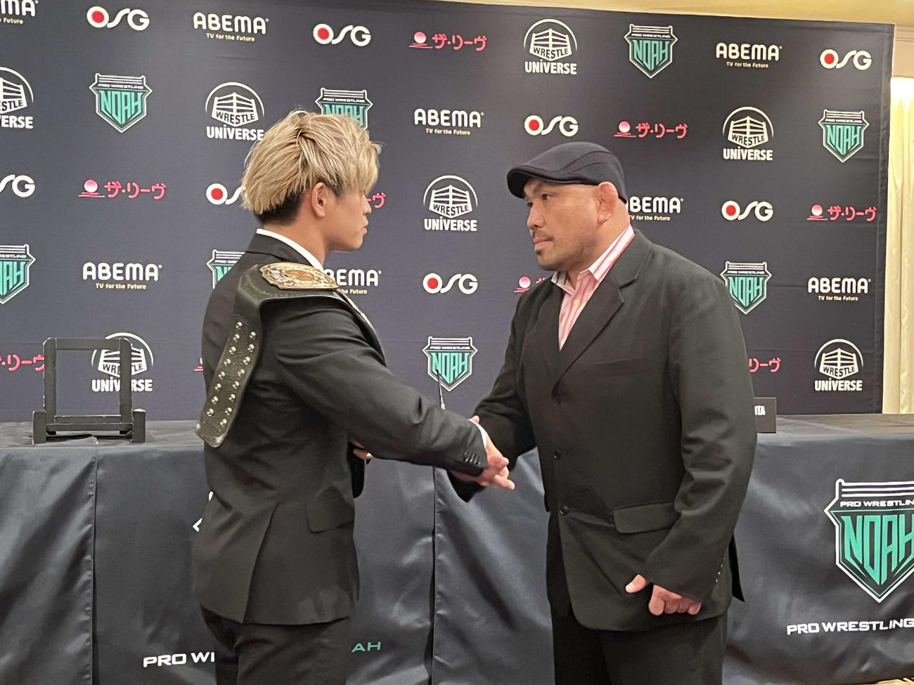 藤田（右）と握手を交わす清宮（撮影・勝部晃多）
