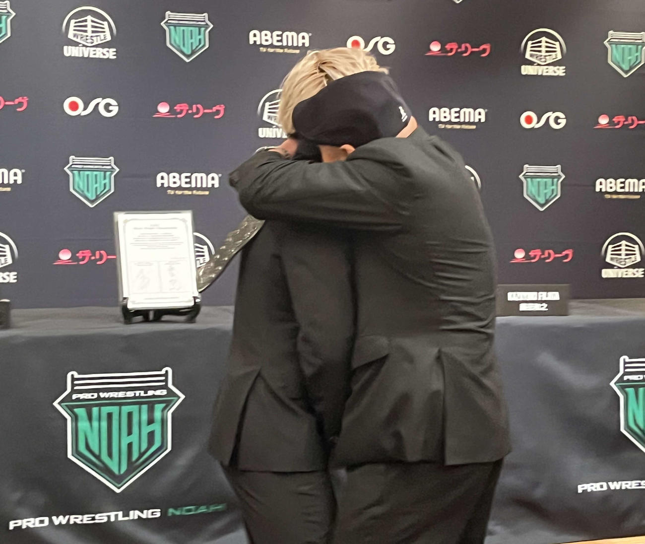 藤田（右）に抱きつかれる清宮（撮影・勝部晃多）