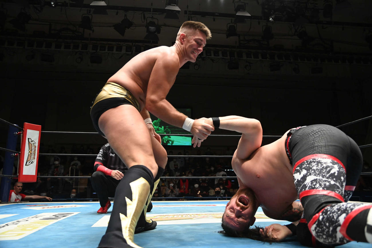 フィンレー（右）に関節技をかけるセイバーJr（提供・新日本プロレス）