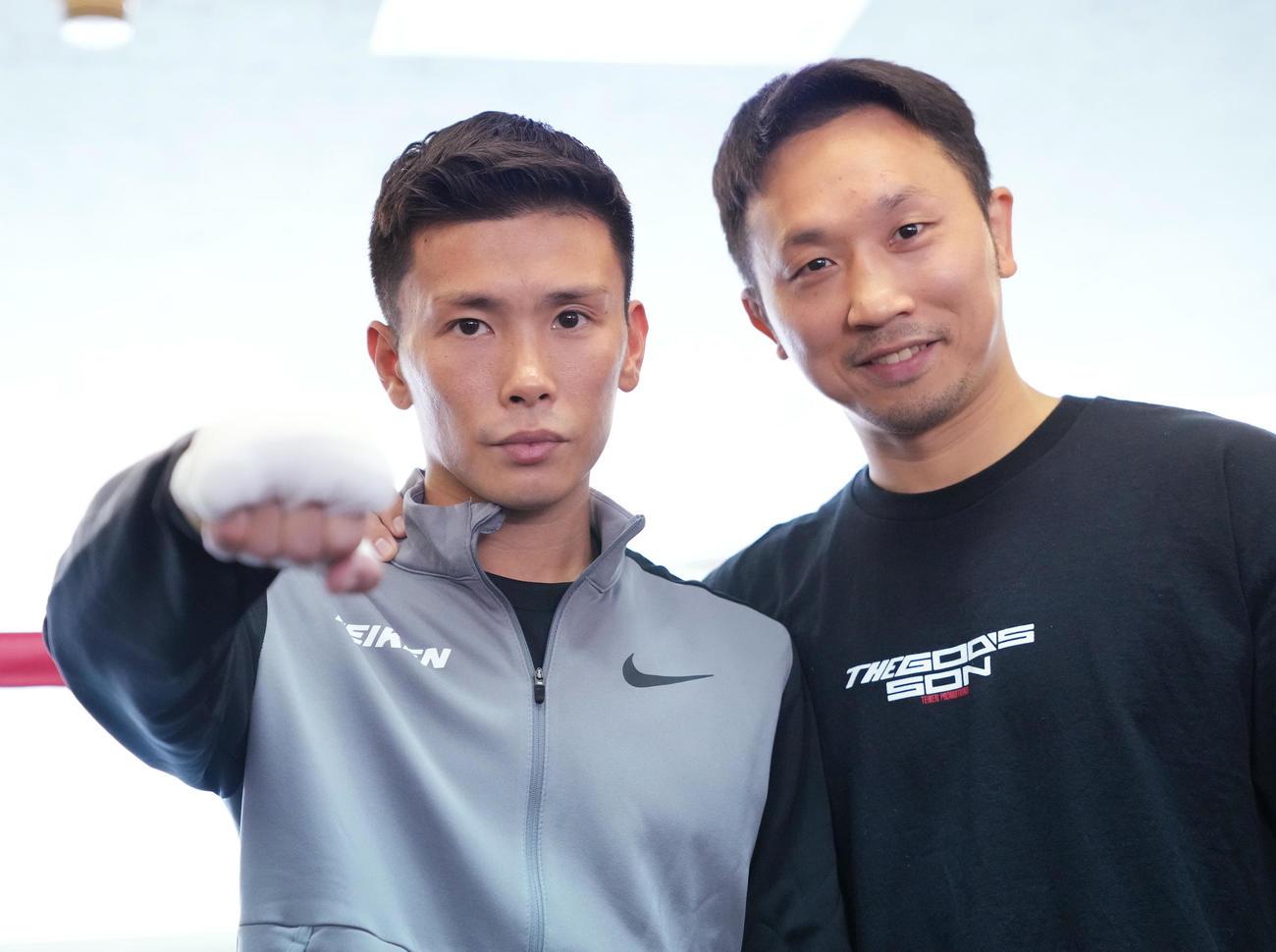 世界初挑戦に向け練習を公開する岩田は、粟生トレーナー（右）と記念写真に納まる（撮影・菅敏）