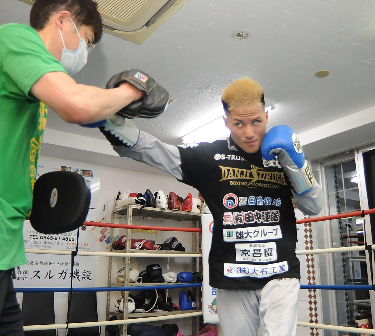 ミット打ちに励む駿河男児の村地