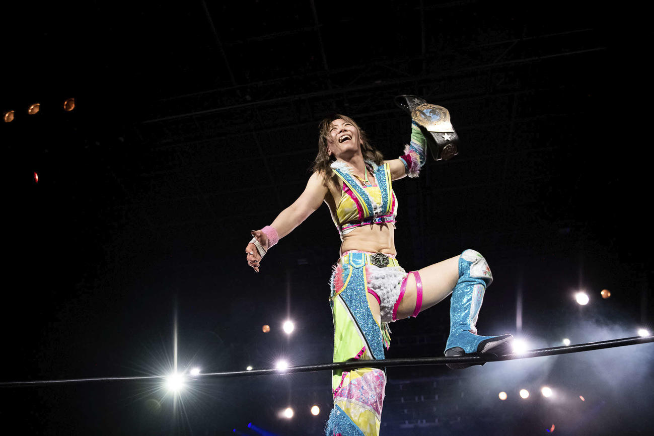 ベルトを手に笑顔を見せる岩谷（新日本プロレス提供）
