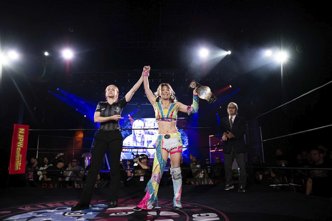 勝ち名乗りを受ける岩谷（新日本プロレス提供）