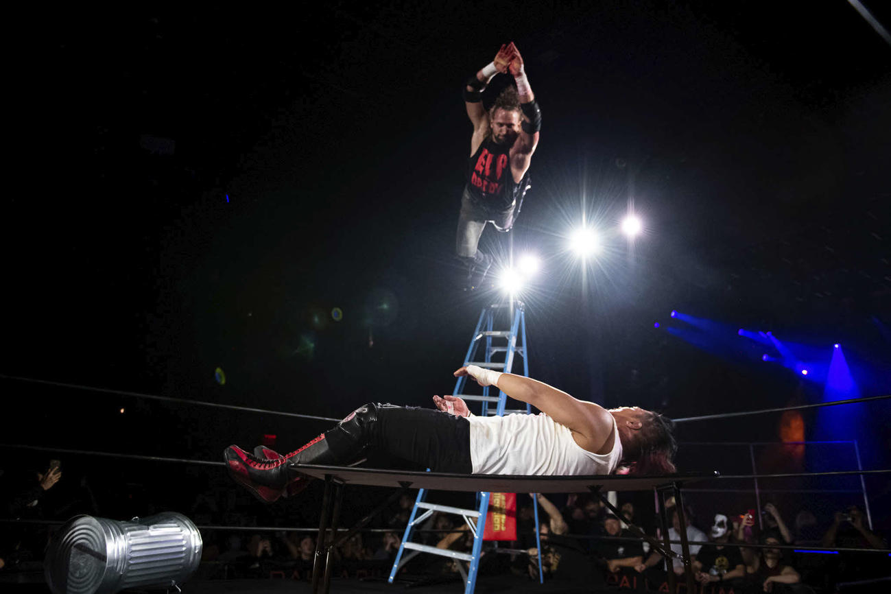 ファンタズモ（上）にラダー最上段から攻撃される鷹木（提供・新日本プロレス）