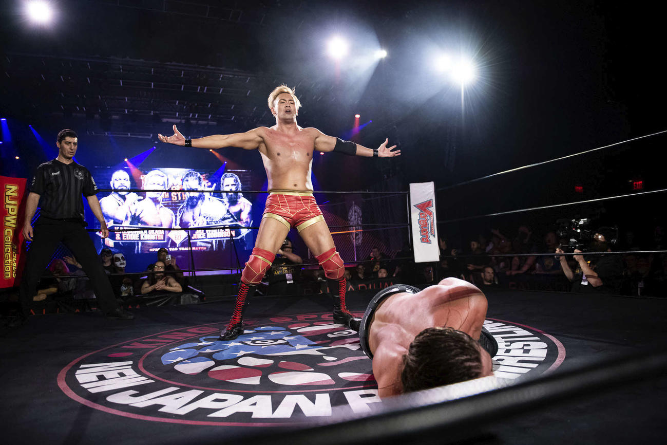 レインメーカーポーズを決めるオカダ（提供・新日本プロレス）
