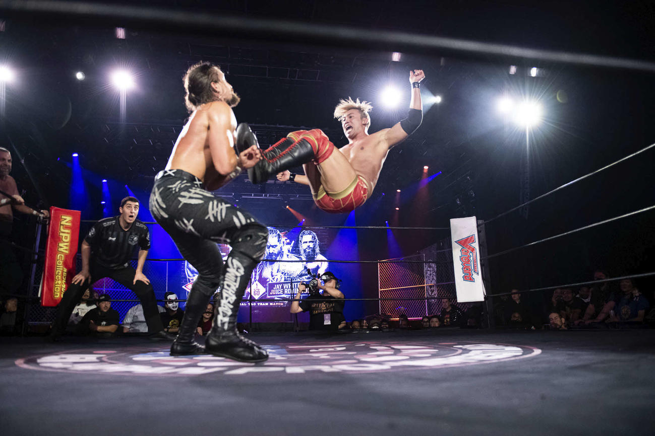 ホワイト（左）にドロップキックを見舞うオカダ（提供・新日本プロレス）