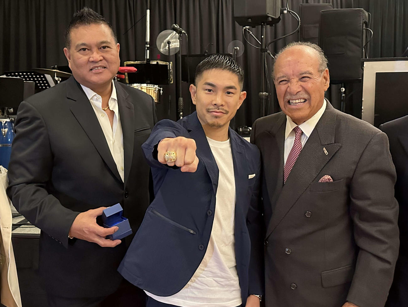 WBOフランシスコ・バルカルセル会長（右端）から5度目防衛を記念したダイヤモンドリングを贈呈されたWBO世界スーパーフライ級王者井岡一翔（中央）（志成ジム提供）