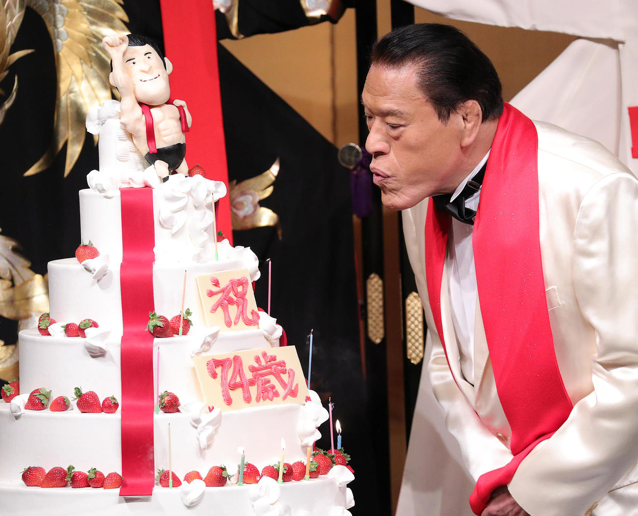 17年2月、誕生日ケーキの火を吹き消すアントニオ猪木さん