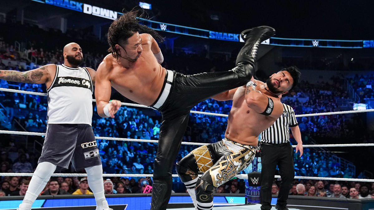 クルス・デルトロ（右端）にキンシャサを蹴り込む中邑真輔（中央）（C）2022 WWE, Inc. All Rights Reserved