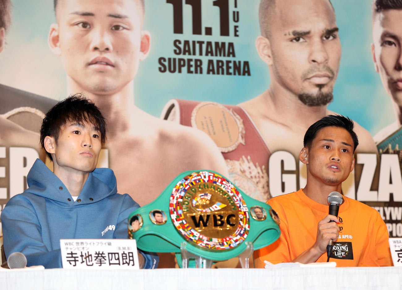 世界ライトフライ級日本人頂上決戦の会見で意気込みを語る京口紘人（右）と寺地拳四朗（撮影・狩俣裕三）