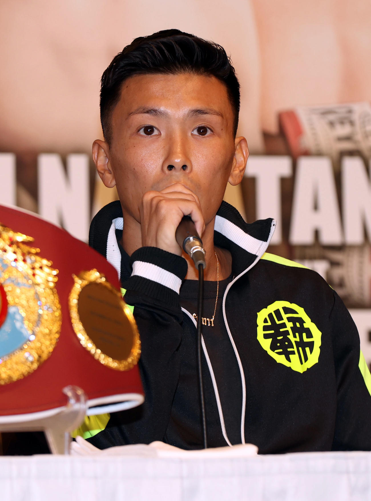 WBO世界ライトフライ級タイトルマッチの会見で記者の質問に答える挑戦者の岩田（撮影・狩俣裕三）