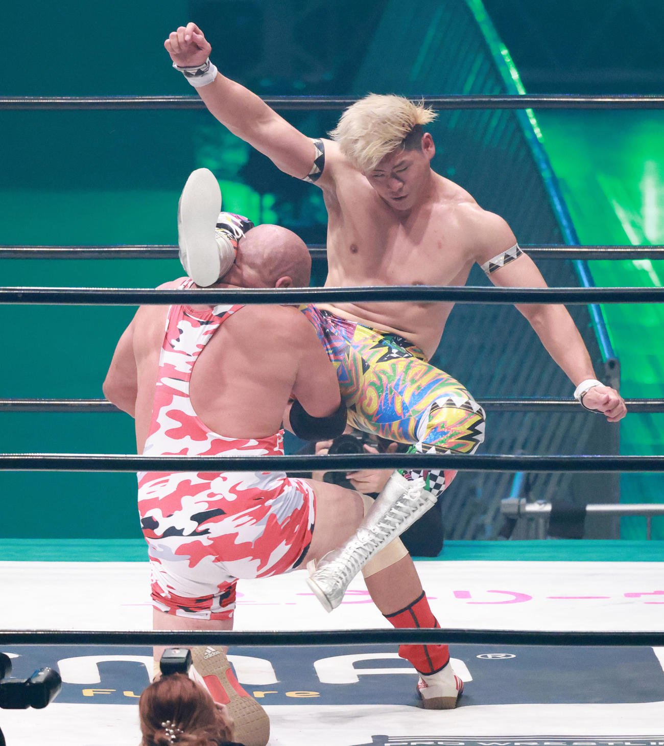 藤田（左）にシャイニングウイザードを決める清宮（撮影・中島郁夫）