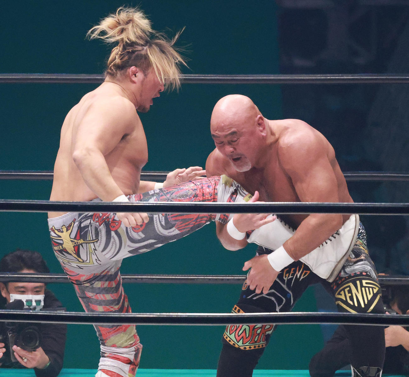 棚橋（左）にドラゴンスクリューを決める武藤（撮影・中島郁夫）