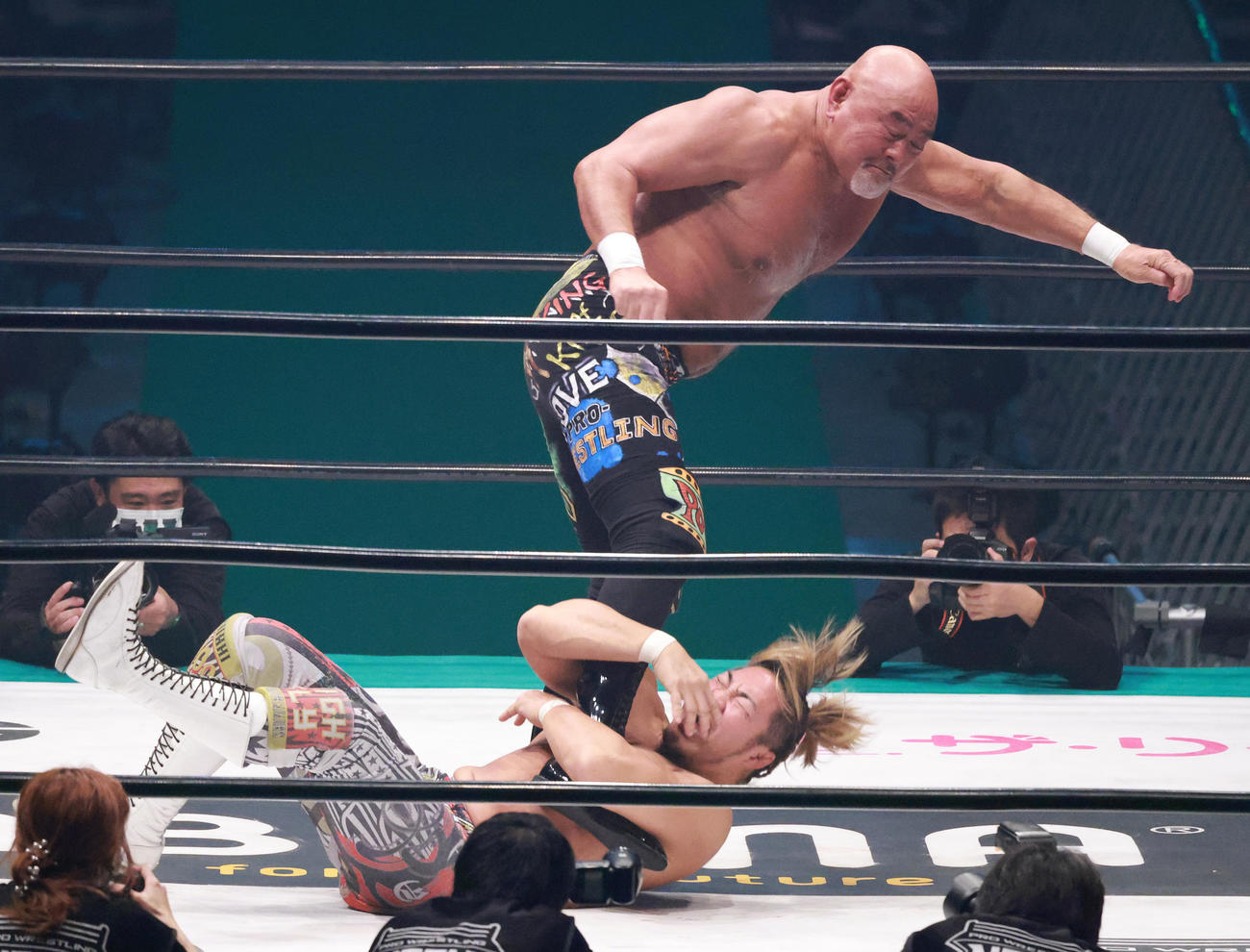 武藤（上）にドラゴンスクリューを決める棚橋（撮影・中島郁夫）